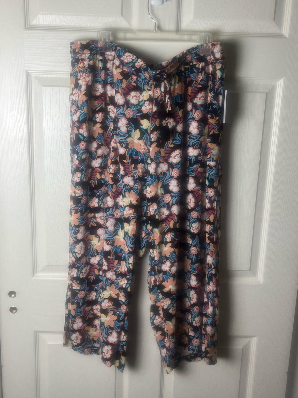 Preswick & Moore Black Wide-Leg cropped pants with Multicolor Floral Print